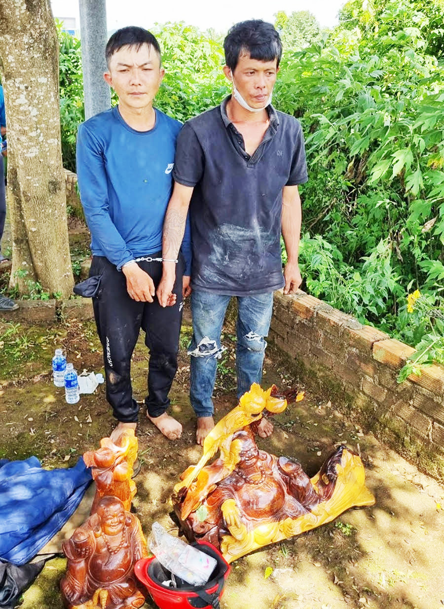 2 đối tượng Nguyễn Thành Yên (bìa trái) và Bùi Quốc Đại (bìa phải) cùng tang vật trộm cắp. Ảnh: Trần Hữu Các đối tượng cùng tang vật trộm cắp. Ảnh: Trần Hữu