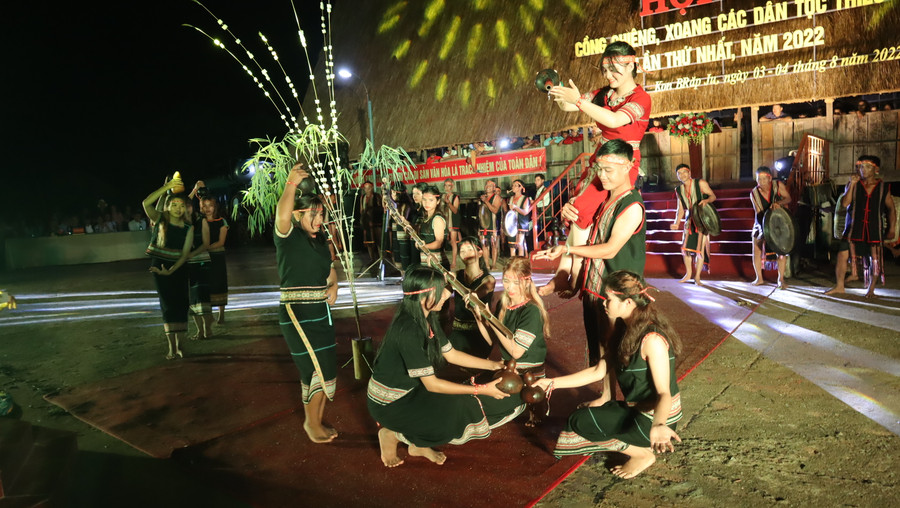 Tái hiện Lễ hội Bắt máng nước. Ảnh: QĐ