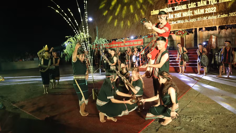 Tái hiện Lễ hội Bắt máng nước. Ảnh: QĐ