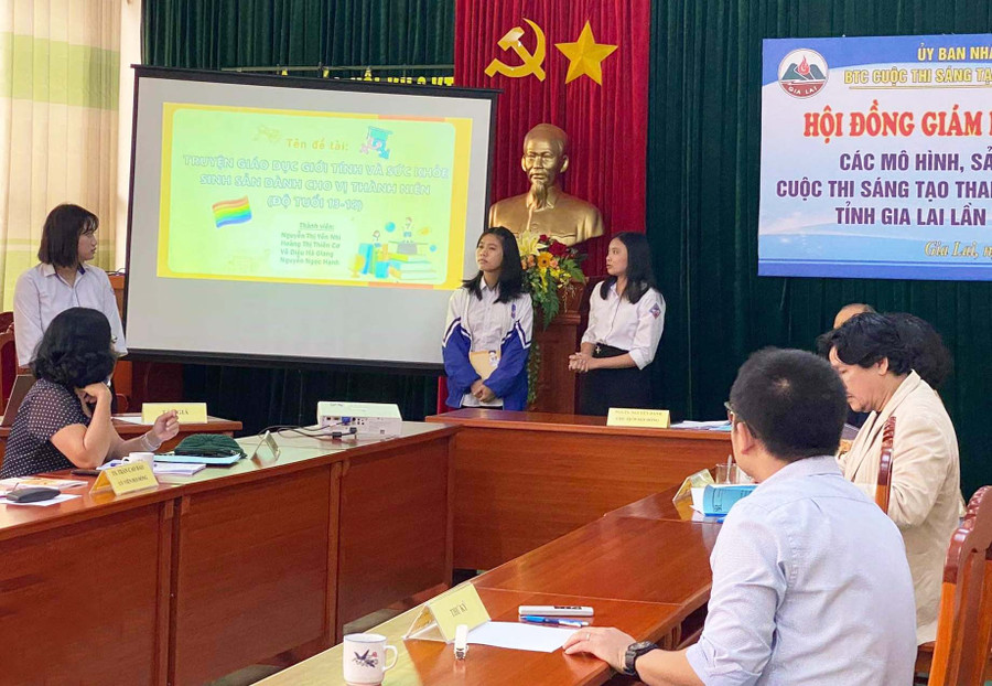 Nhóm học sinh Trường THPT Nguyễn Bỉnh Khiêm (huyện Chư Sê) trình bày mô hình “Truyện giáo dục giới tính và sức khỏe sinh sản dành cho vị thành niên”. Ảnh: Trần Dung