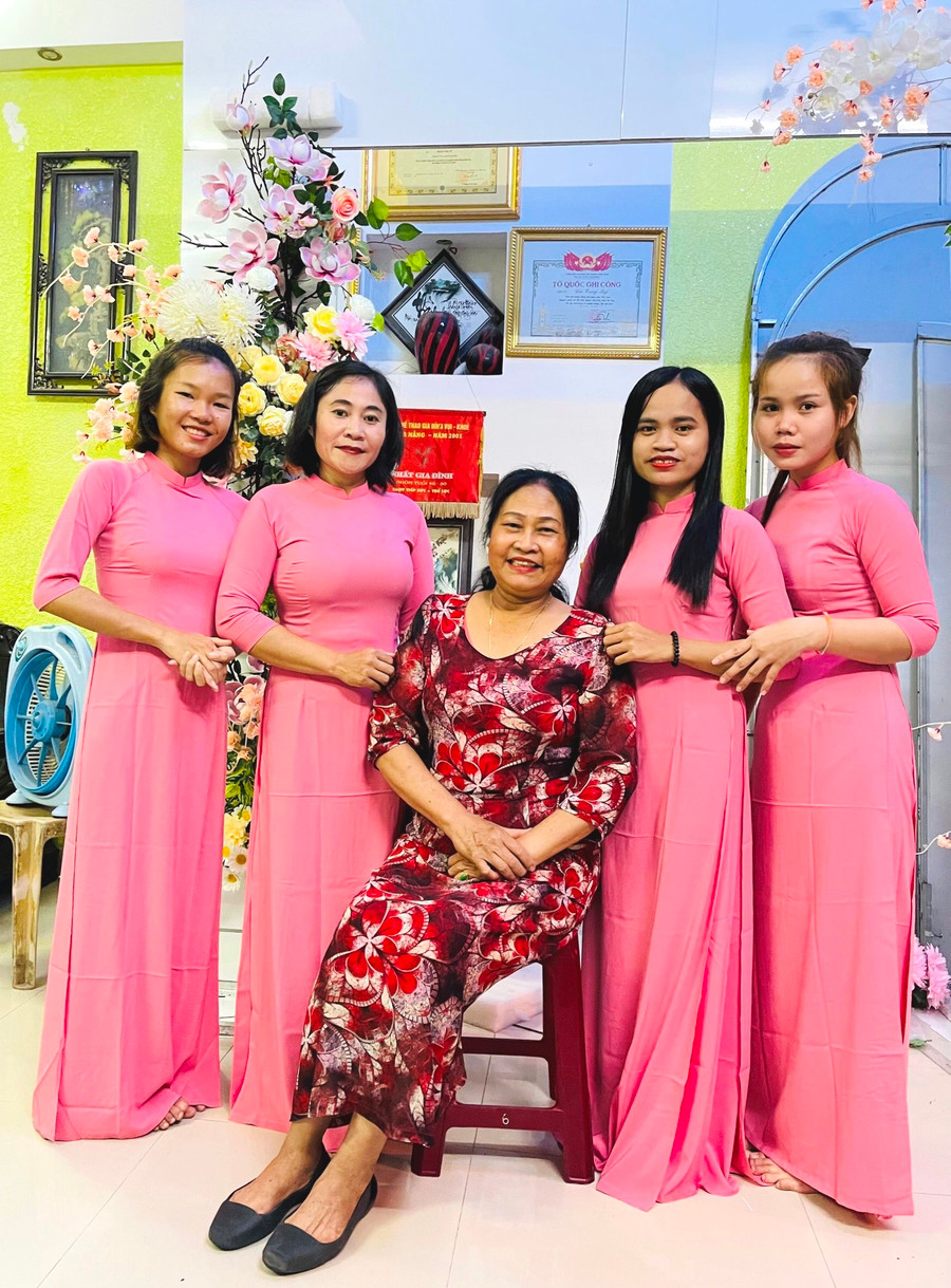 Mẹ Trần Thị Nguyện cùng 4 đứa con nuôi người Lào trong trang phục áo dài truyền thống Việt Nam