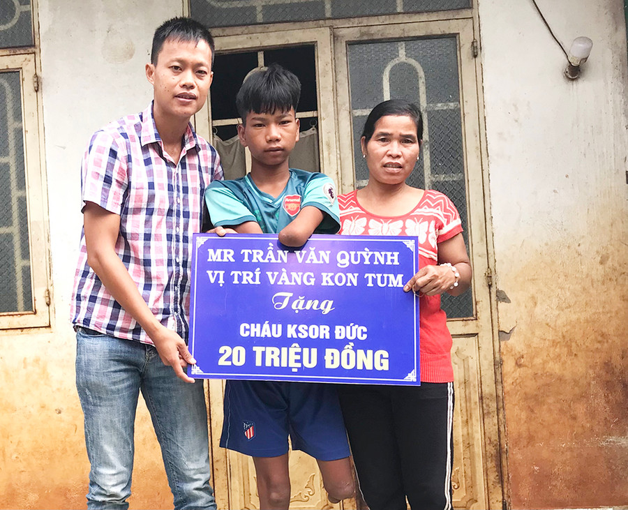  Đại diện Chi đoàn Báo Gia Lai trao tặng 20 triệu đồng của ông Quỳnh hỗ trợ cháu Đức. Ảnh: Lê Gia