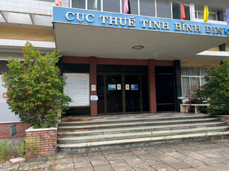 Dù được bàn giao đất để xây dựng trụ sở làm việc mới của Cục Thuế tỉnh Bình Định nhưng Bộ Tài chính và Tổng cục Thuế vẫn chưa bàn giao trụ sở cũ lại cho tỉnh Bình Định quản lý. Ảnh: Hoàng Trọng
