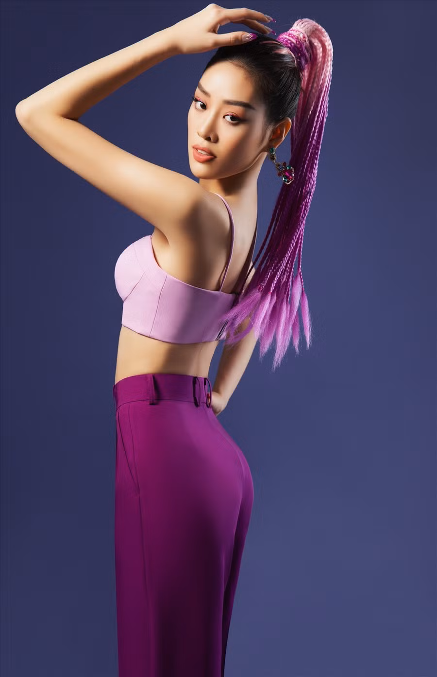 “Đôi khi chúng ta tự hỏi: “Mình là ai trong cuộc sống này?“, mỗi người sẽ có câu trả lời khác nhau nhưng quan trọng nhất, bạn phải luôn có niềm tin, ước mơ và giữ cho bản thân những năng lượng thật tích cực” - Hoa hậu Khánh Vân tâm sự. Ảnh: Hà Kino “Đôi khi chúng ta tự hỏi: “Mình là ai trong cuộc sống này?“, mỗi người sẽ có câu trả lời khác nhau nhưng quan trọng nhất, bạn phải luôn có niềm tin, ước mơ và giữ cho bản thân những năng lượng thật tích cực” - Hoa hậu Khánh Vân tâm sự. Ảnh: Hà Kino.