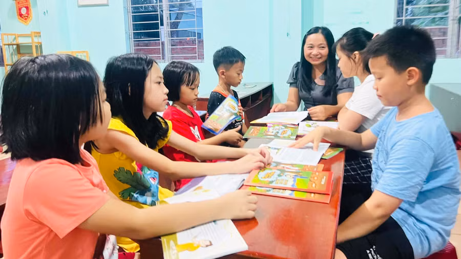 Các em thiếu nhi ở thị trấn Chư Sê tham gia hoạt động của CLB “Cùng con đọc sách tinh hoa”. Ảnh: Minh Nhật