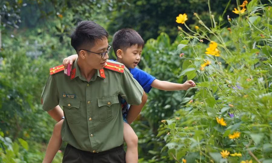 Cháu Vi Việt Dũng thích được cõng trên lưng. Mỗi lần đồng đội của anh Luân đến thăm đều cõng cháu đi quanh nhà