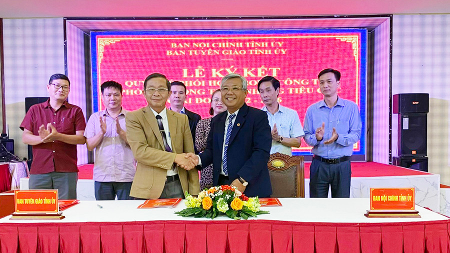 Lãnh đạo Ban Tuyên giáo Tỉnh ủy và Ban Nội chính Tỉnh ủy ký kết quy chế phối hợp. Ảnh: Sơn Ca Lãnh đạo Ban Tuyên giáo Tỉnh ủy và Ban Nội chính Tỉnh ủy ký kết quy chế phối hợp. Ảnh: Sơn Ca