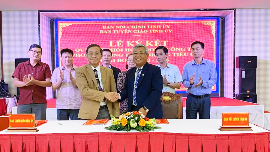 Lãnh đạo Ban Tuyên giáo Tỉnh ủy và Ban Nội chính Tỉnh ủy ký kết quy chế phối hợp. Ảnh: Sơn Ca