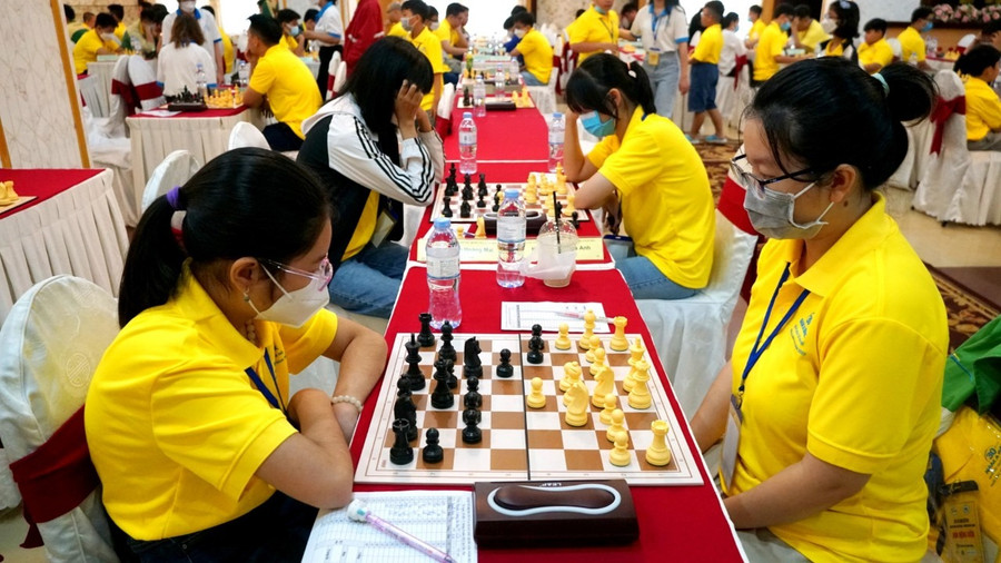 Các VĐV tranh tài trong ngày đầu thi đấu của Giải vô địch Cờ vua xuất sắc quốc gia năm 2022. Ảnh: Tạ Quang/Báo Lao Động Các VĐV tranh tài trong ngày đầu thi đấu của Giải vô địch Cờ vua xuất sắc quốc gia năm 2022. Ảnh: Tạ Quang/Báo Lao Động