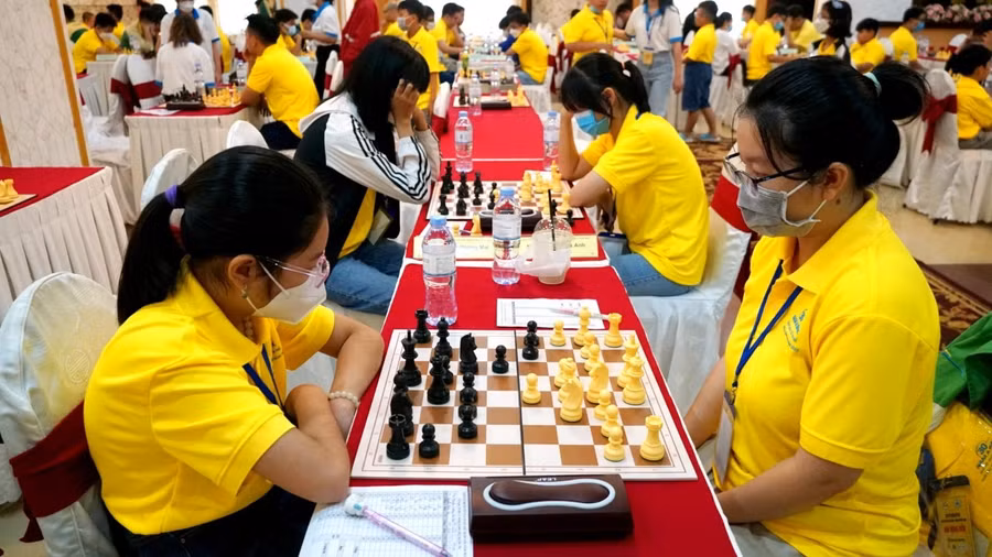 Các VĐV tranh tài trong ngày đầu thi đấu của Giải vô địch Cờ vua xuất sắc quốc gia năm 2022. Ảnh: Tạ Quang/Báo Lao Động
