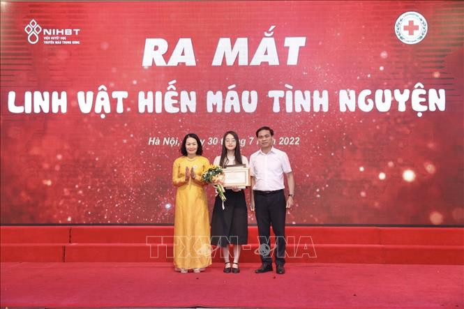 Đại diện Ban tổ chức trao giải nhất cuộc thi "Thiết kế linh vật hiến máu tình nguyện" cho tác giả Nguyễn Ngọc Ánh. Ảnh: Minh Quyết/TTXVN Ban tổ chức trao giải nhất cuộc thi