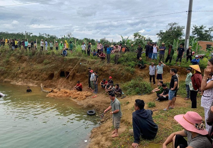 Lực lượng chức năng và người dân tìm kiếm thi thể 2 cháu nhỏ sinh đôi Lực lượng chức năng và người dân tìm kiếm thi thể 2 cháu nhỏ sinh đôi