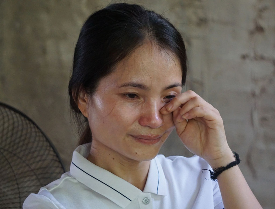 Chị Ngân Thị An không kìm được nước mắt khi kể về những ngày trước khi chồng hy sinh
