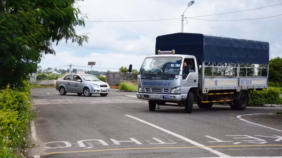 Các cơ sở đào tạo, trung tâm sát hạch cấp giấy phép lái xe đầu tư trang-thiết bị hiện đại, xe ô tô các loại phục vụ dạy thực hành và sát hạch lái xe. Ảnh: Minh Phương