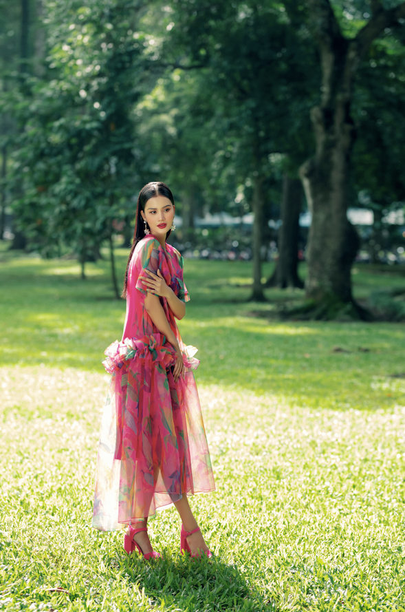  Các thiết kế trong bộ sưu tập với đa dạng kiểu dáng như: váy maxi, váy suông, váy hai dây, váy bút chì… Mỗi bộ cánh được cách điệu và kết hợp với nhiều phụ kiện tạo sự trẻ trung và năng động, mang hơi hướng mùa hè