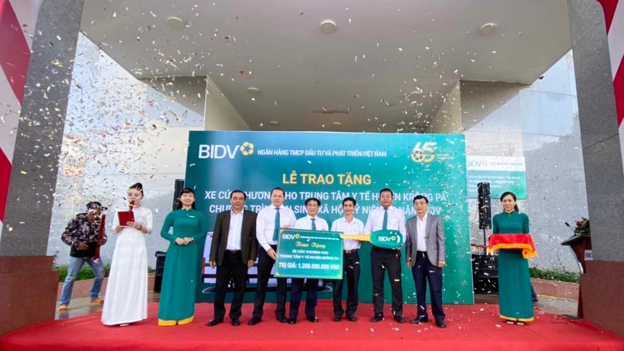 Trong chuỗi sự kiện Kỷ niệm 65 năm ngày thành lập BIDV, 3 Chi nhánh BIDV tại Gia Lai tổ chức trao tặng xe cứu thương cho Trung tâm Y tế huyện Krông Pa. Ảnh: Sơn Ca