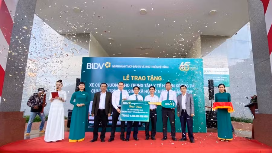Trong chuỗi sự kiện Kỷ niệm 65 năm ngày thành lập BIDV, 3 Chi nhánh BIDV tại Gia Lai tổ chức trao tặng xe cứu thương cho Trung tâm Y tế huyện Krông Pa. Ảnh: Sơn Ca