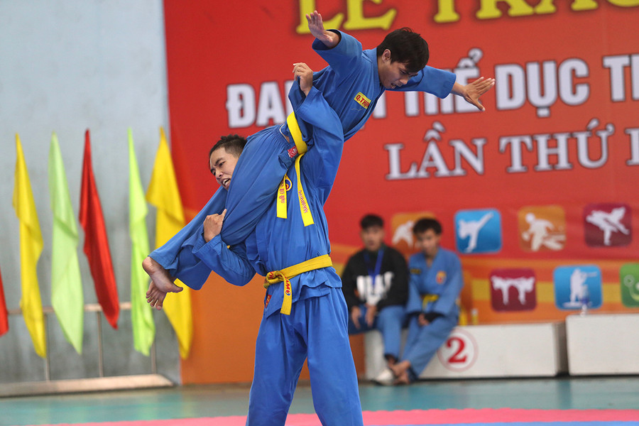 Bay người lên cao quật ngã đối thủ là đòn đánh cơ bản của phần thi quyền tự vệ. 