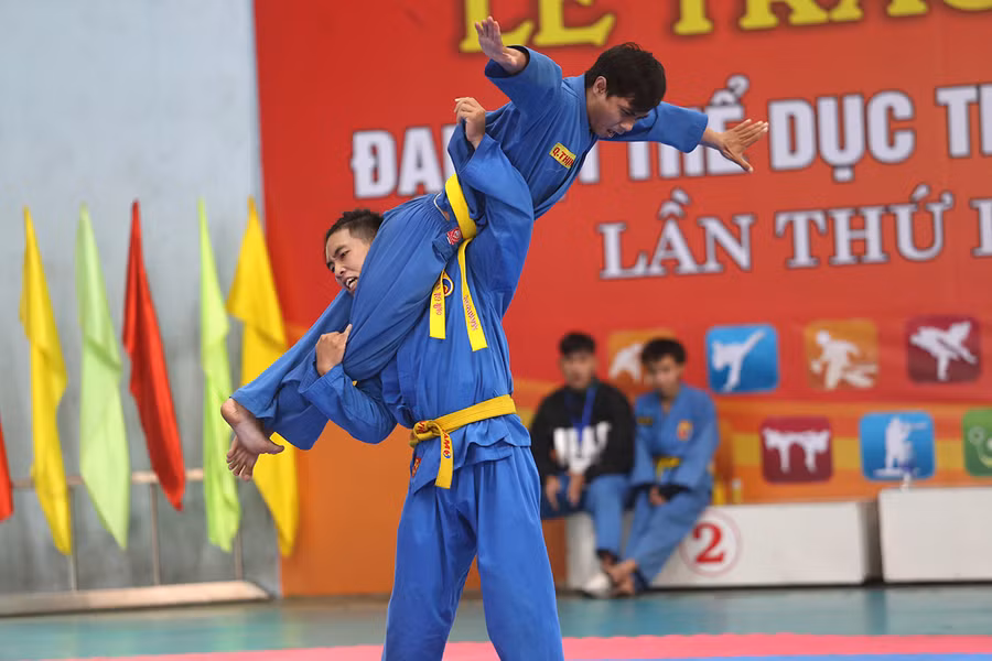 Bay người lên cao quật ngã đối thủ là đòn đánh cơ bản của phần thi quyền tự vệ. 