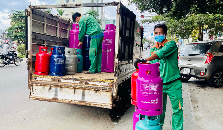 Người tiêu dùng tiết kiệm được 18.000 đồng/bình 12 kg trong đợt giảm giá gas từ 1-8. Ảnh Vũ Thảo
