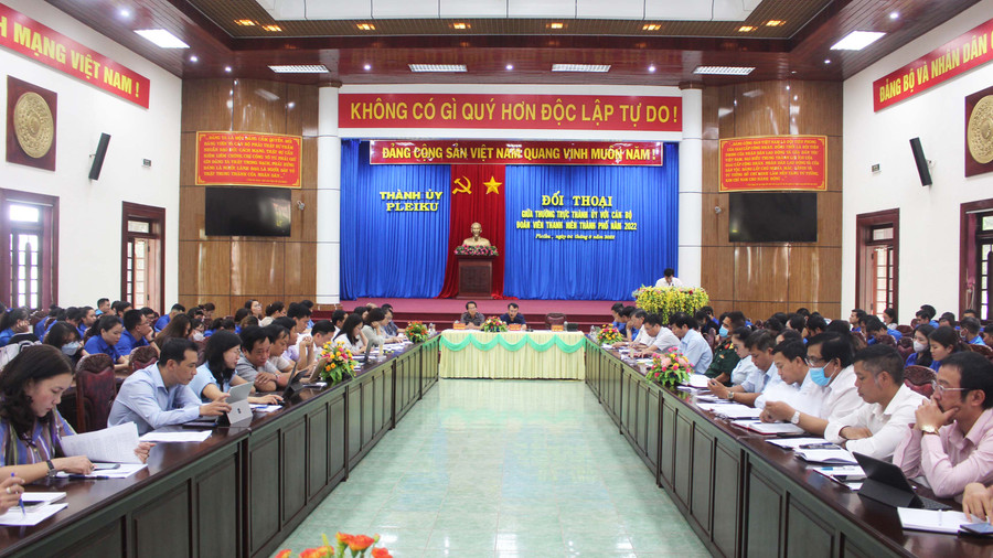 Quang cảnh chương trình đối thoại giữa Thường trực Thành ủy Pleiku với đoàn viên, thanh niên. Ảnh: Phan Lài