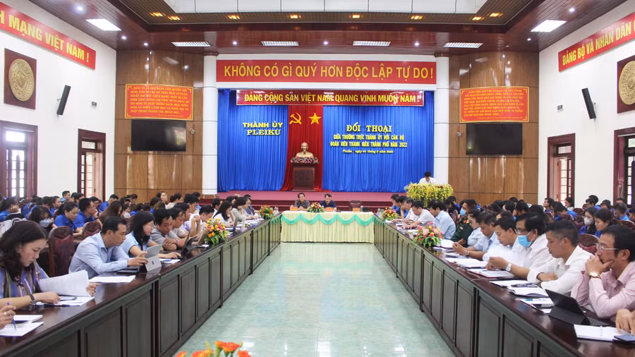 Quang cảnh chương trình đối thoại giữa Thường trực Thành ủy Pleiku với đoàn viên, thanh niên. Ảnh: Phan Lài