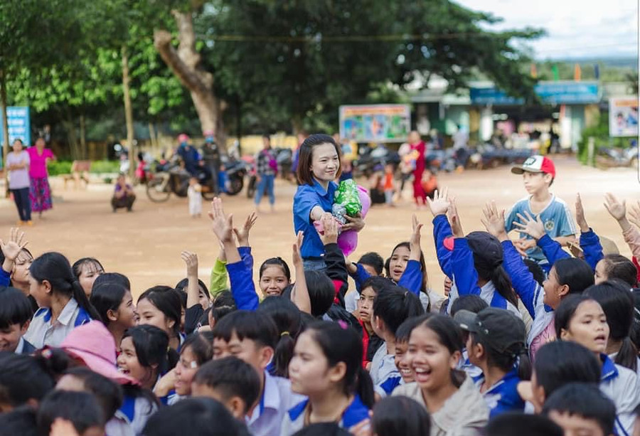 Chị Vũ Thị Nô En-Phó Bí thư Đoàn thị trấn Chư Ty (huyện Đức Cơ) tặng quà cho các em học sinh. Ảnh: Minh Nhật