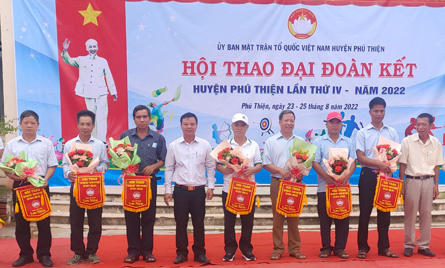 Ban tổ chức trao cờ lưu niệm cho các đội tham gia hội thao. Ảnh: Lê Đại Ban tổ chức trao cờ lưu niệm cho các đội tham gia Hội thao. Ảnh: Lê Đại