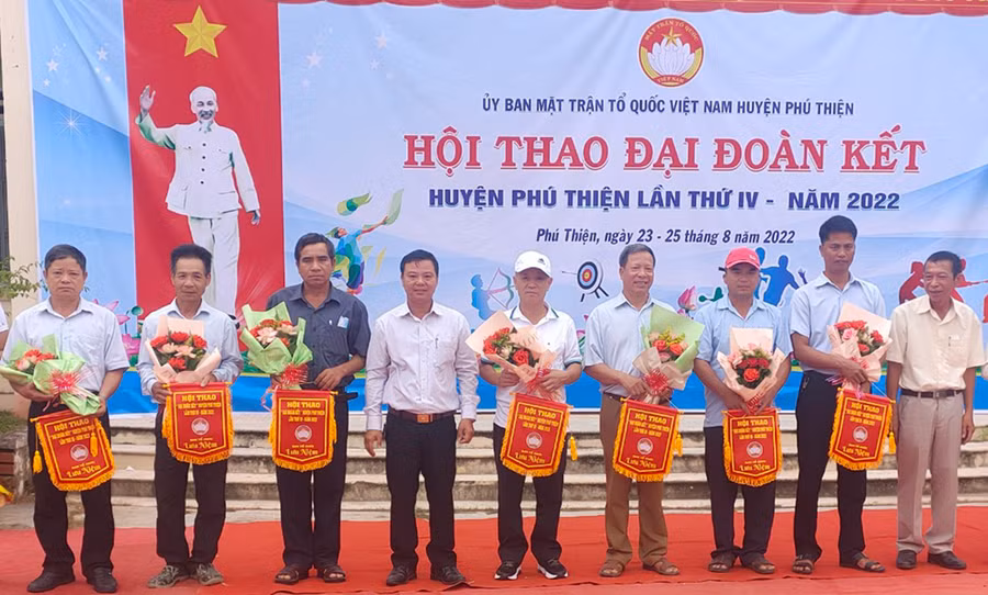  Ban tổ chức trao cờ lưu niệm cho các đội tham gia Hội thao. Ảnh: Lê Đại