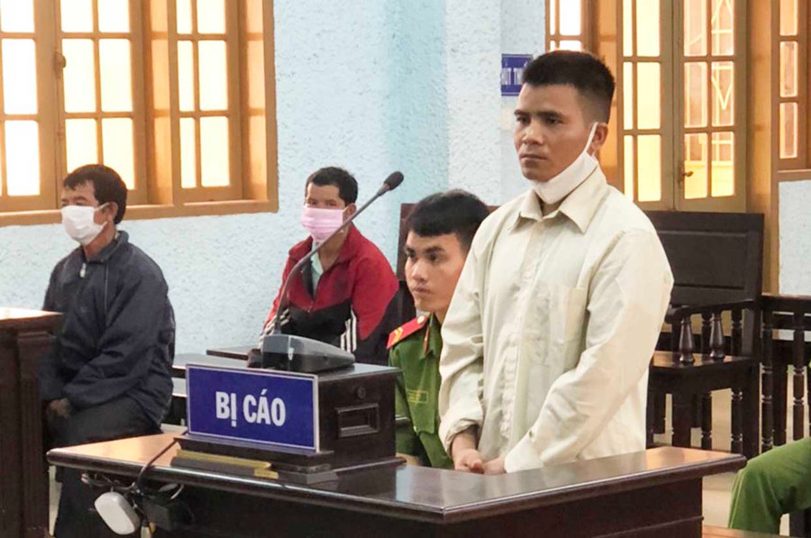 Bị cáo Đinh Kơng tại phiên tòa. Ảnh: R'Ô HOK  Bị cáo Đinh Kơng tại phiên tòa. Ảnh: R'Ô HOK