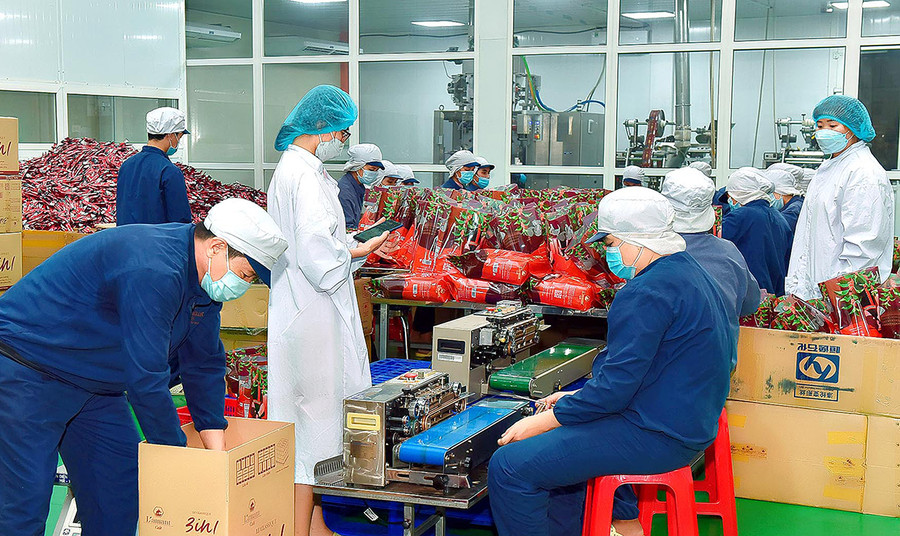  Đóng gói sản phẩm cà phê Lamant tại Công ty TNHH Vĩnh Hiệp (TP. Pleiku). Ảnh: Đức Thụy