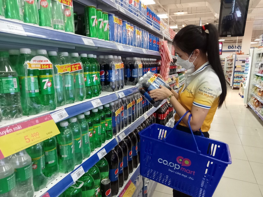 Người dân cân nhắc chọn mua hàng tại Siêu thị. Ảnh: V.T Người dân cân nhắc chọn mua hàng tại Siêu thị