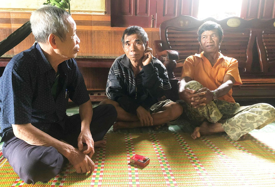 Ông Kpă Ơng (bên phải), ông Rah Lan Kéh (ngồi giữa) cùng Chủ tịch Hội Cựu tù chính trị huyện Nguyễn Hữu Ninh ôn lại những năm tháng bị địch bắt tù đày. Ảnh: Phương Dung  Ông Kpă Ơng (bên phải), ông Rah Lan Kéh (ngồi giữa) cùng Chủ tịch Hội Cựu tù chính trị huyện Nguyễn Hữu Ninh ôn lại những năm tháng bị địch bắt tù đày. Ảnh: Phương Dung