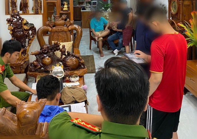 Công an bắt quả tang nhóm người làm giả hoá đơn. Ảnh nguồn NLĐO 