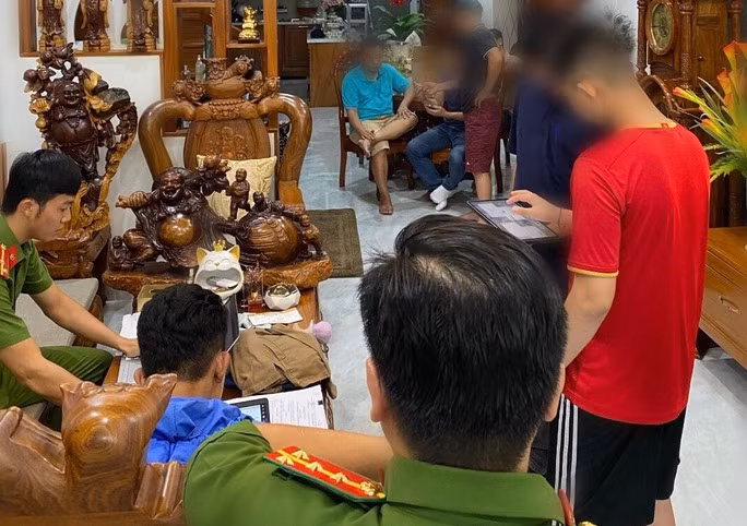 Công an bắt quả tang nhóm người làm giả hoá đơn. Ảnh nguồn NLĐO 