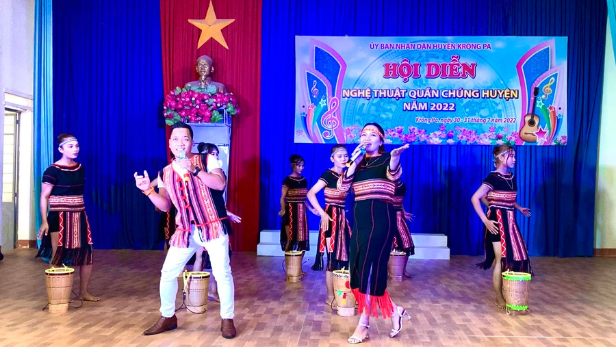 Tiết mục song ca “Buổi sáng lên nương” của đơn vị xã Chư Drăng. Ảnh: Quang Ngọc