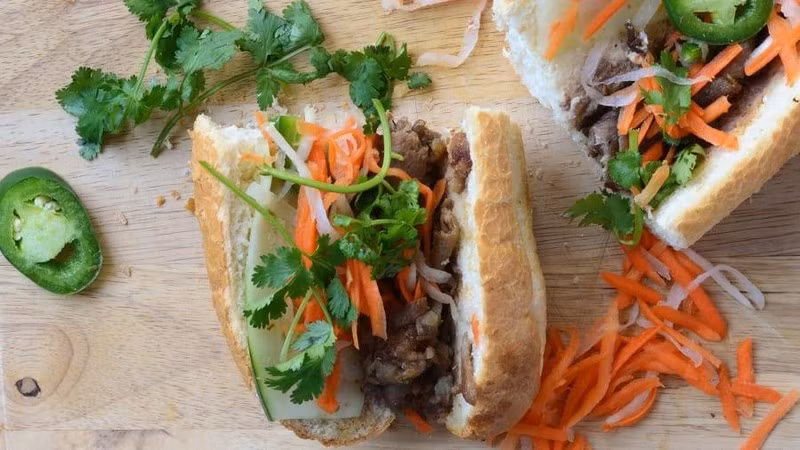 Bánh mì của Việt Nam là 1 trong 50 món ăn đường phố nổi tiếng nhất châu Á. Ảnh nguồn NDO