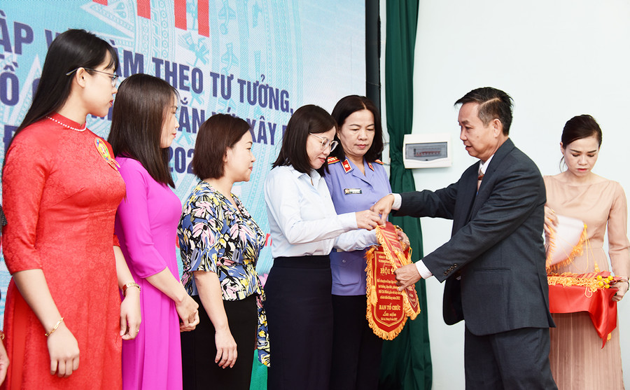 Ông Huỳnh Tấn Đoan-Phó Bí thư Đảng ủy Khối các Cơ quan và Doanh nghiệp tỉnh, Trưởng ban tổ chức hội thi tặng cờ lưu niệm cho đại diện các tổ chức cơ sở Đảng có thí sinh dự thi. Ảnh: Đức Thụy Đồng chí Huỳnh Tấn Đoan-Phó Bí thư Đảng ủy khối các Cơ quan và Doanh nghiệp tỉnh, Trưởng ban tổ chức hội thi. Ảnh: Đức Thụy