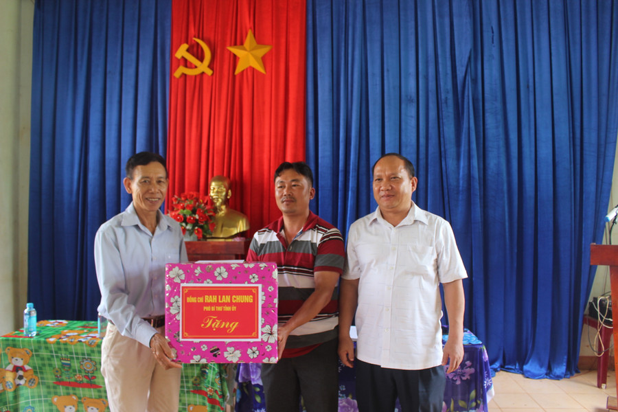 Phó Bí thư Tỉnh uỷ Rah Lan Chung tặng quà cho Chi bộ và Nhân dân làng Ban (xã Đun, huyện Chư Sê). Ảnh: Phan Lài
