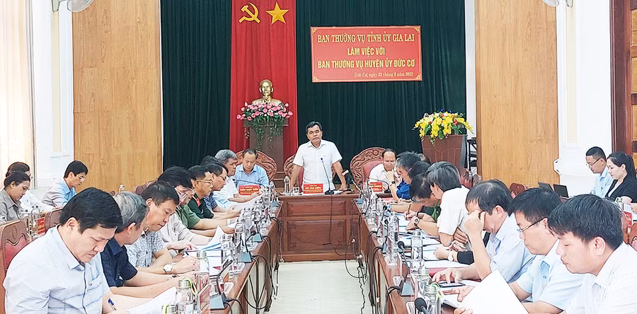 Quang cảnh buổi làm việc giữa Ban Thường vụ Tỉnh ủy với Ban Thường vụ Huyện ủy Đức Cơ. Ảnh: Vĩnh Hoàng