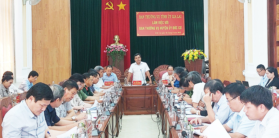 Quang cảnh buổi làm việc giữa Ban Thường vụ Tỉnh ủy với Ban Thường vụ Huyện ủy Đức Cơ. Ảnh: Vĩnh Hoàng