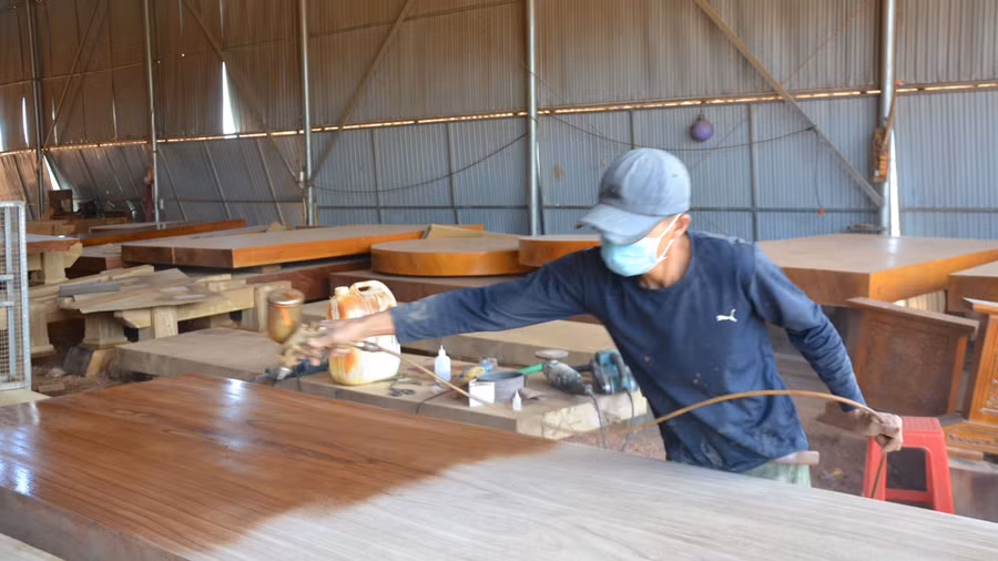 Một cơ sở sản xuất đồ gỗ ở xã Hải Yang, huyện Đak Đoa. Ảnh: Hoàng Minh