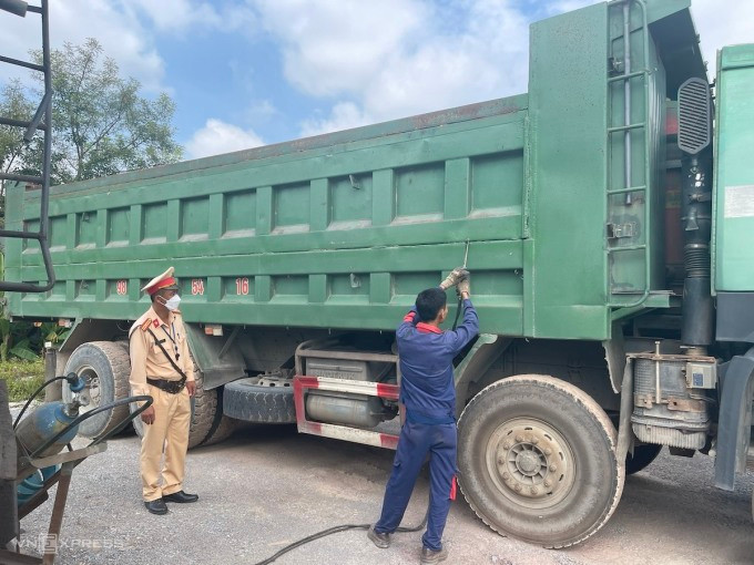 Hàng chục ngàn xe cơi nới, quá tải bị xử phạt trong 1,5 tháng qua. Ảnh nguồn Báo VnExpress