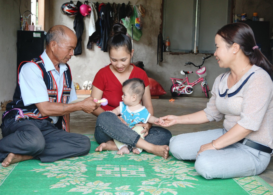 Ông A Trũi thường xuyên cùng chính quyền địa phương tham gia vận động người dân bỏ dần các hủ tục. Ảnh: VT Ông A Trũi thường xuyên cùng chính quyền địa phương tham gia vận động người dân bỏ dần các hủ tục. Ảnh: VT
