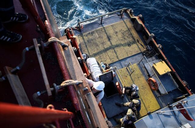 Đoàn kiểm tra gồm đại diện của Nga, Thổ Nhĩ Kỳ, Ukraine và Liên Hiệp Quốc đến tàu chở hàng M/V Fulmar S gần phía Tây Bắc của Istanbul, Thổ Nhĩ Kỳ, ngày 5-8. Ảnh: Reuters Đoàn kiểm tra gồm đại diện của Nga, Thổ Nhĩ Kỳ, Ukraine và Liên Hiệp Quốc đến tàu chở hàng M/V Fulmar S gần phía Tây Bắc của Istanbul, Thổ Nhĩ Kỳ, ngày 5-8. Ảnh: Reuters