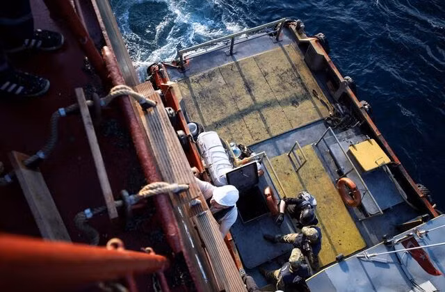 Đoàn kiểm tra gồm đại diện của Nga, Thổ Nhĩ Kỳ, Ukraine và Liên Hiệp Quốc đến tàu chở hàng M/V Fulmar S gần phía Tây Bắc của Istanbul, Thổ Nhĩ Kỳ, ngày 5-8. Ảnh: Reuters Đoàn kiểm tra gồm đại diện của Nga, Thổ Nhĩ Kỳ, Ukraine và Liên Hiệp Quốc đến tàu chở hàng M/V Fulmar S gần phía Tây Bắc của Istanbul, Thổ Nhĩ Kỳ, ngày 5-8. Ảnh: Reuters