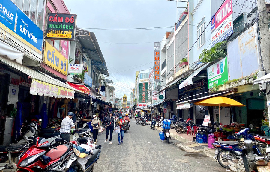 Dọc tuyến đường Ngô Gia Tự, việc kinh doanh, mua bán khá nhộn nhịp. Ảnh: Mộc Trà Dọc tuyến đường Ngô Gia Tự, việc kinh doanh, mua bán khá nhộn nhịp. Ảnh: Mộc Trà