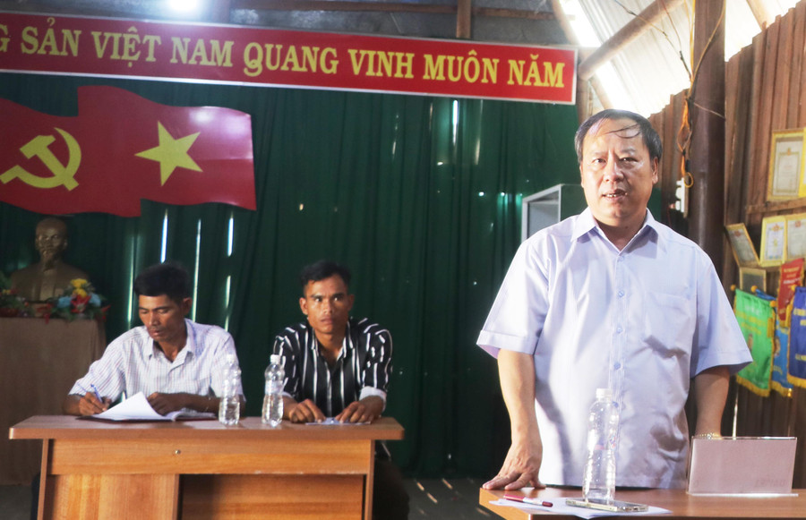 Phó Bí thư Thường trực Tỉnh ủy Châu Ngọc Tuấn phát biểu tại buổi sinh hoạt Chi bộ làng Hway (xã Hà Tam, huyện Đak Pơ). Ảnh Ngọc Minh