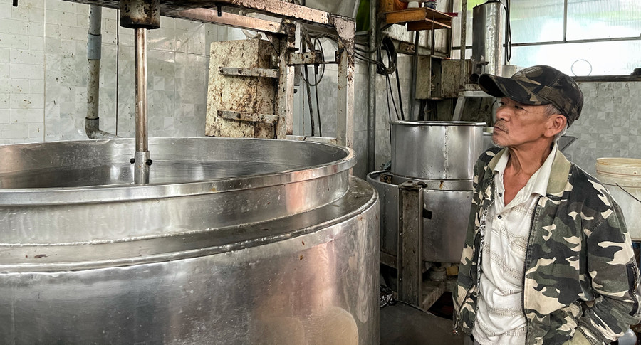 Ông Nguyễn Hữu Cường bên máy móc nấu tương do ông chế tạo, hoàn thiện dần sau 20 năm làm nghề. Ảnh: Hoàng Ngọc