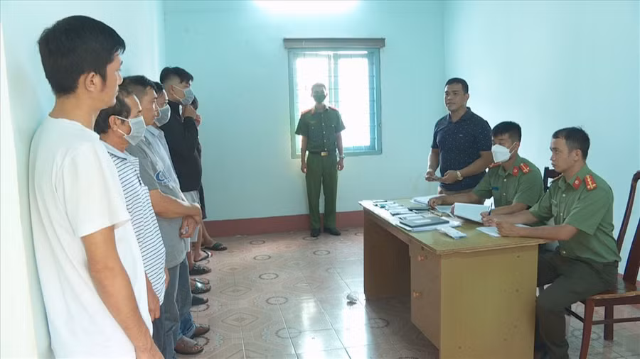 Nhóm đối tượng trong đường dây cá độ bị công an triệu tập, lấy lời khai. Ảnh: T.X